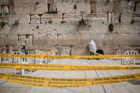 Rabbi Asks Worshippers Not To Kiss Stones Of The Western Wall - VINnews