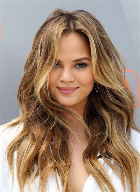 14 Celebrity Beach Waves Hair Looks You’ll Want to Copy Stat | Capelli colorati, Capelli, Colore ...