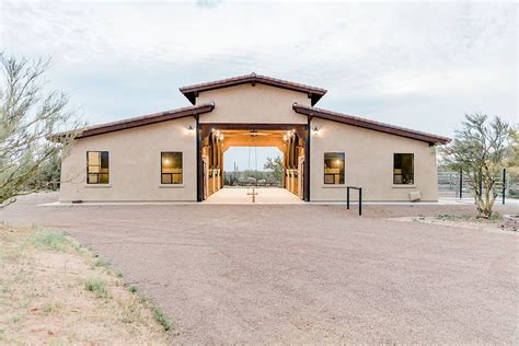 Tour a Modern Desert Style Barn in Arizona - STABLE STYLE | Horse barn designs, Horse barn plans ...