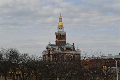 Dubuque-Iowa-courthouse.jpg – Loyalty Traveler