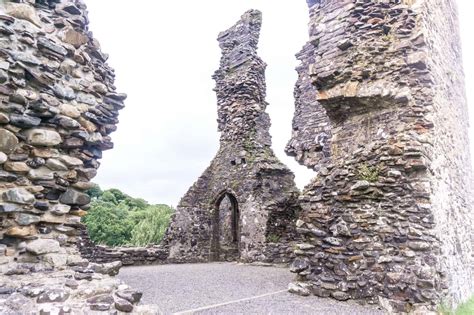 How to Visit Okehampton Castle: 1000 Year Old Fort in Devon | solosophie