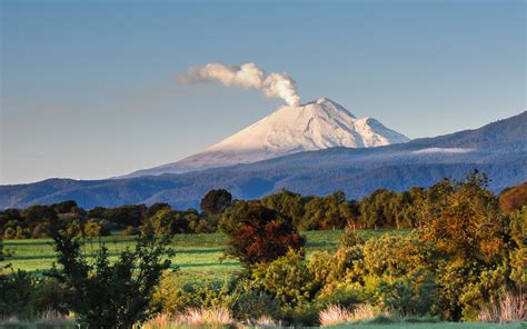 Stunning HD Wallpaper of Popocatépetl Volcano Eruption in Mexico by lduarte