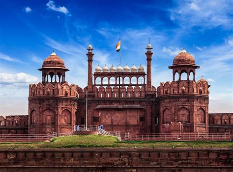 7 Famous Historical Monuments in Delhi for History Buffs – Swan Tours