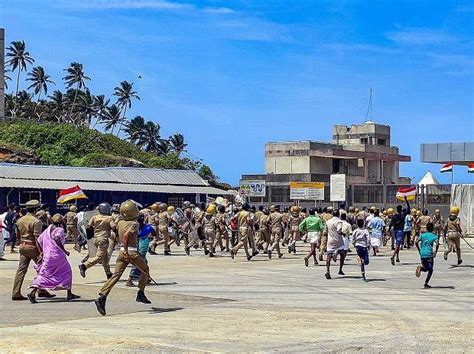 Vizhinjam port surrounded by boats from sea, protestors break open gates - 'Business Standard ...