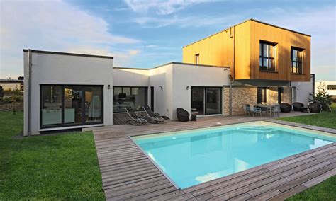 Custom-built prefabricated home with large, modern swimming pool, designed for relaxation