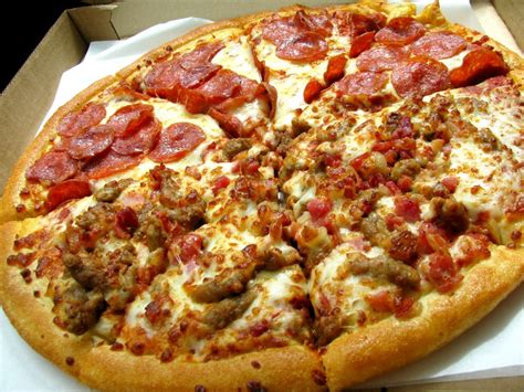 Half pepperoni, half sausage with bacon pizza @ Pizza Hut | Pizza recipes dough, Bacon pizza, Food