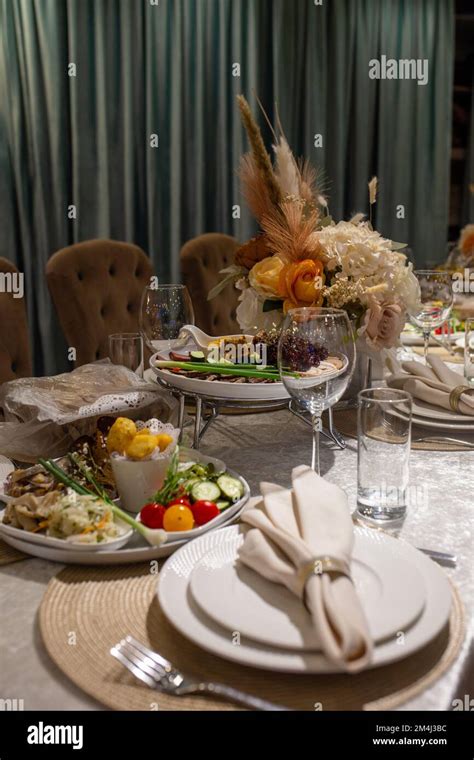 White napkins, beautifully folded on plates in a restaurant. Restaurant interior Stock Photo - Alamy