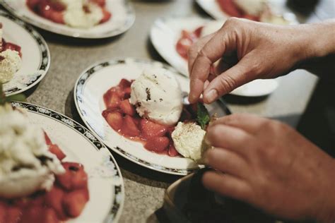 7 Remarkable Benefits of Eating with Hands - Smashing Buddha