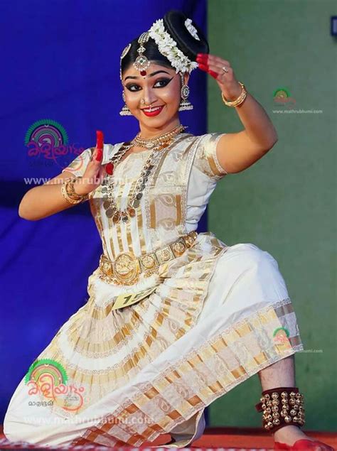 Mohiniyattam steals the heart of onlookers #mohiniyattam #kerala_school ...