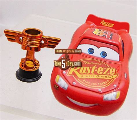 Mattel Disney Pixar CARS: Lightning McQueen (with Rose Gold Piston Cup)