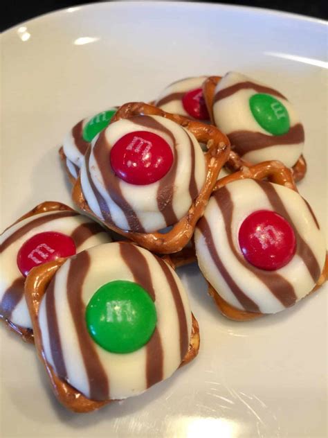 Christmas Pretzel M&M Hugs ~ The Recipe Bandit