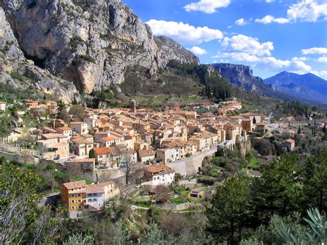 File:Moustiers Sainte Marie 1.jpg - Wikipedia