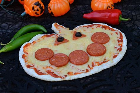 Einfache Pizza-Idee in Form eines #Kürbis mit #Salami | Pumpkin pizza, Eating well recipes ...