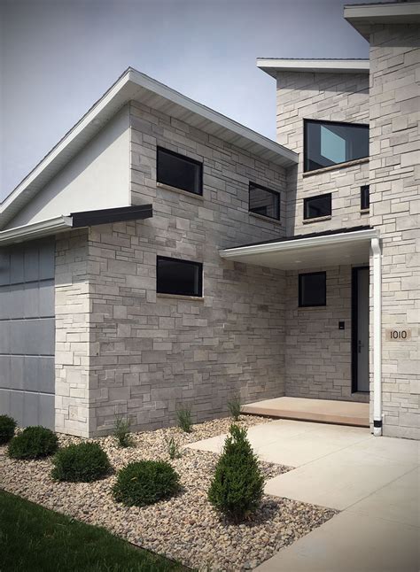 Tailored Blend Modern Home Exterior Stone Veneer - Thin Stone Masonry | House exterior ...