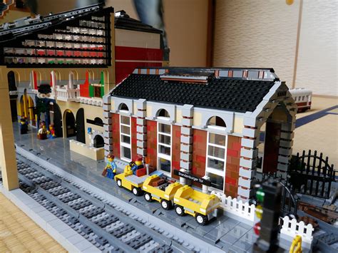 Boris Bricks: LEGO MOC Train Station