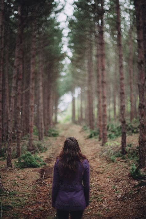 «Back Of A Girl Standing On A Path In The Forest» del colaborador de Stocksy «Paff» - Stocksy