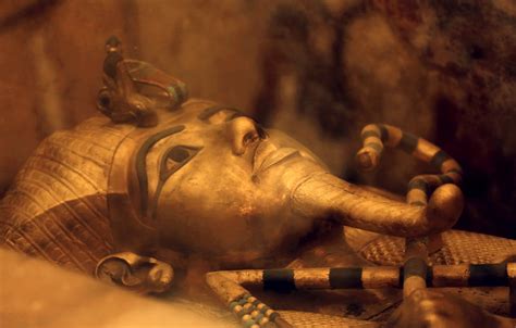 Archaeologists clash in Egypt over King Tut tomb "secret chambers" theory - CBS News