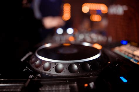 RS Recommends: The Best Beginner DJ Turntables, According to the Pros – Rolling Stone