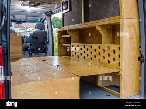 Vista interior de la Mercedes-Benz Sprinter 2500 camioneta de carga, siendo personalizada como ...