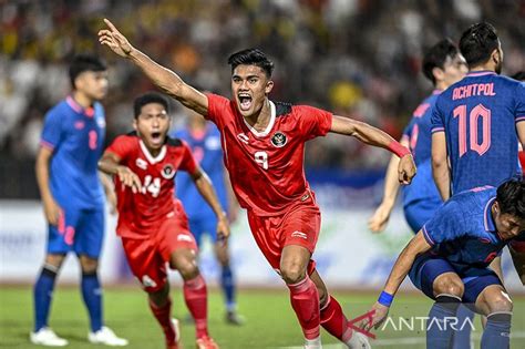 Emas sepak bola tutup perolehan medali Indonesia di peringkat ketiga ...