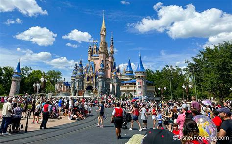 VIDEOS: The Disney World Parade That Only Happens ONE WEEKEND Each Year! - Pakistans Taste