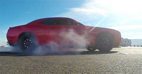 Nothing But 8 GIFs of the Dodge Challenger Hellcat Doing Burnouts | WIRED