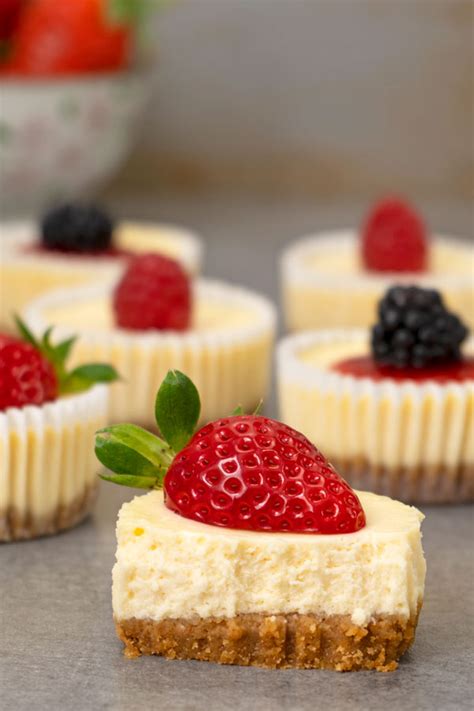 Easy Mini Cheesecakes - El Mundo Eats | Receta | Mini pasteles de queso ...