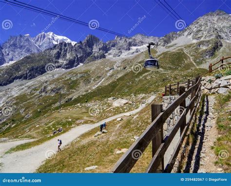 Skyway Monte Bianco, Courmayeur, Italy Editorial Photo | CartoonDealer ...