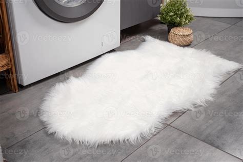 fluffy white rug in ordinary bathroom, mockup design 15904330 Stock ...