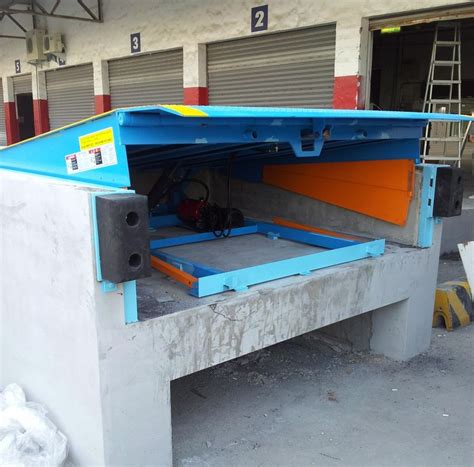 Safety 12 Ton Loading Dock Leveler , Hydraulic Warehouse Truck Dock Equipment