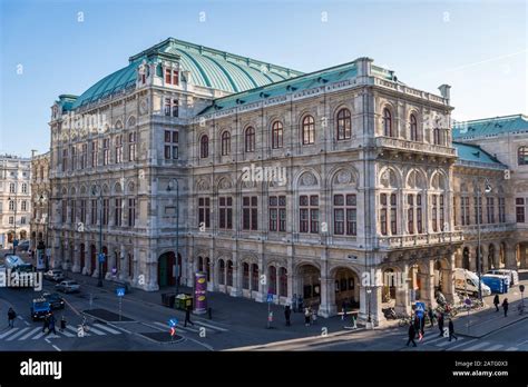 Outside the Vienna Opera House (Wiener Staatsoper), Austria Stock Photo - Alamy