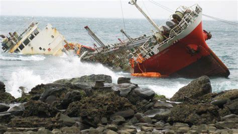 How To Pull A Sinking Ship From The Rocks [VIDEO] – gCaptain