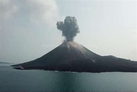 Gunung Krakatau Meletus Pertama Kali - All Gadoes