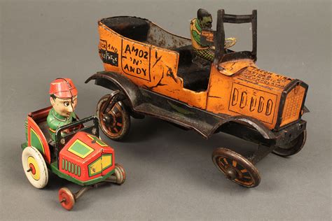 Lot 736: 2 tin litho Wind-Up Toy Cars