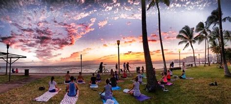 Beach Yoga Hawaii Waikiki Honolulu ビーチヨガハワイ | Yoga hawaii, Waikiki hawaii, Honolulu waikiki