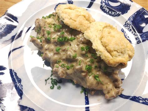 [Homemade] Venison sausage gravy and biscuits : food