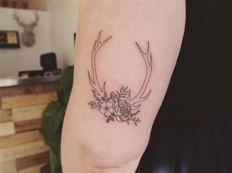 jess chen _ on Instagram: “delicate antlers for @hayliennn ” | Antler tattoo, Antler tattoos ...