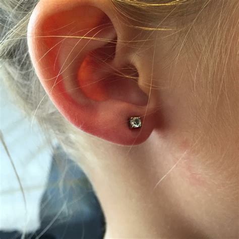 Ear Lobe Piercing [50 Ideas]: Pain Level, Healing Time, Cost, Experience - Piercee