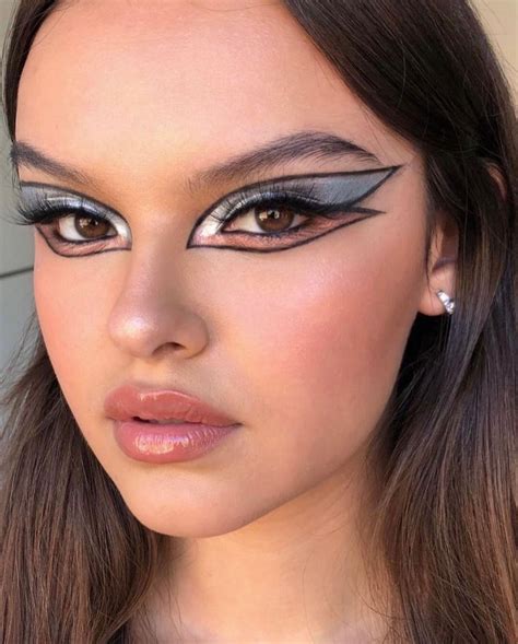 22 Silver Eyeshadow Looks That Give Y2K Vibes In The Best Way