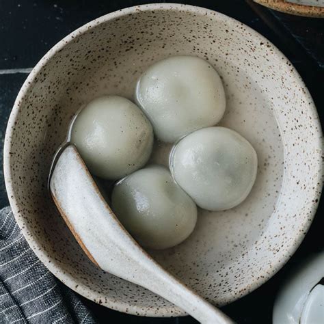 Black Sesame Sweet Rice Balls (黑芝麻汤圆, Tang Yuan) - Omnivore's Cookbook