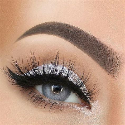 40 Glamorous Silver Grey Eye Makeup You Are Sure to Love | Grey eye makeup, Silver eye makeup ...