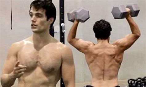 How to get a Man of Steel body: Superman star Henry Cavill flexes his incredible muscles in ...