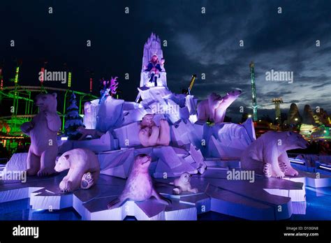 Sculpture Of Polar Bears At The Winter Wonderland Hyde Park London, England, UK Stock Photo - Alamy