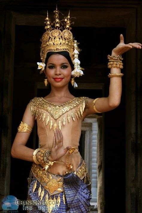 APSARA DANCER.......CAMBODIA.....ON CHANBOKEO.COM........ | Traditional outfits, Traditional ...