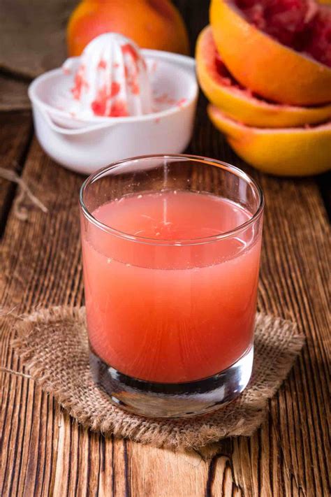 Grapefruit Juice (Recipe & Benefits of Grapefruit) - IzzyCooking