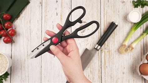 3 Ways to Use Kitchen Scissors - wikiHow