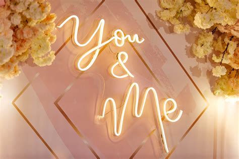 Our Favorite Neon Wedding Sign Ideas | Wedding Spot Blog