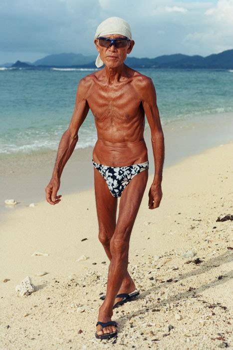 An old man on the beach : Kengo Noguchi