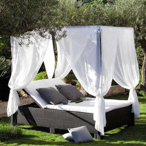 19 Beautiful Outdoor Canopy Beds - Design Swan