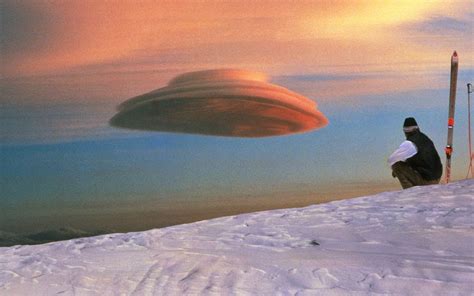 Amazing Lens Shaped Cloud Formation - Lenticular Clouds - Unbelievable Info